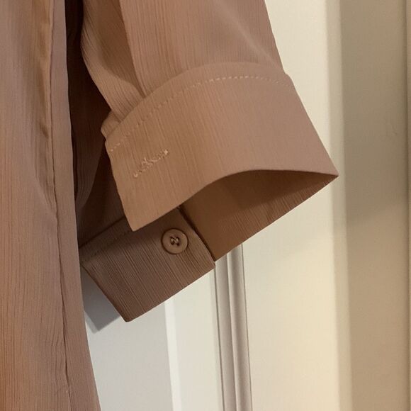 Acevog Size XL tan blouse.  Has lining in the front and crêpe like material. - Picture 7 of 11